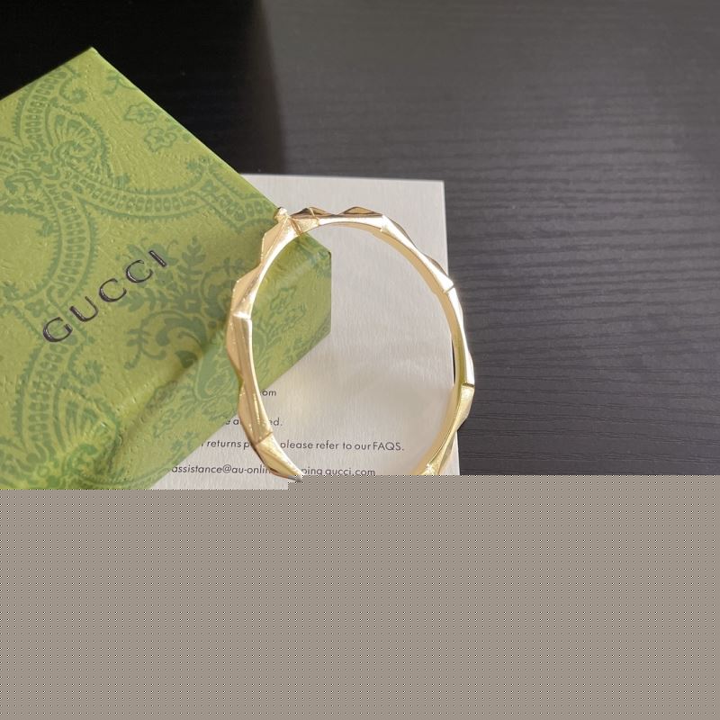 G*u*i bracelets